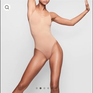 SKIMS Seamless Sculpting Bodysuit w. Snaps